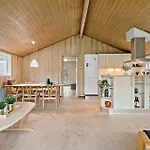 펜션 4 Bedroom Pet Friendly In