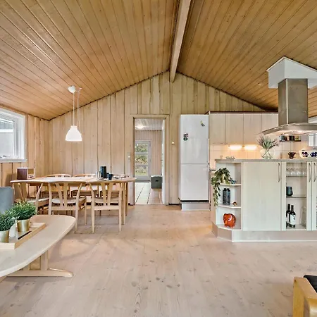 Holiday home 4 Bedroom Pet Friendly In